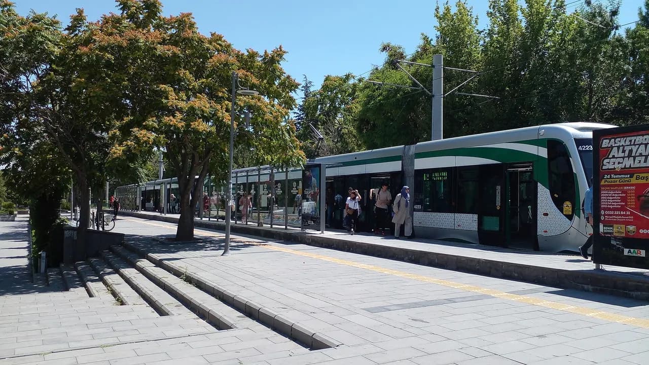 Selçuk Üniversitesi kampüsünde Tıp Fakültesi tramvay durağı
